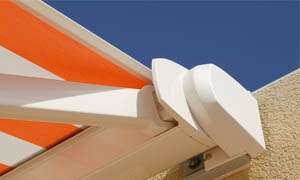 Stores bannes rétractables Athena MCA cu material alb portocaliu 2